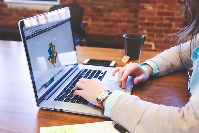 Considerations for Choosing Bookkeeping Services for Your Online Business